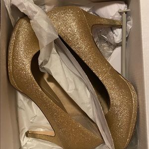 Shiny glitter Gold Mid Heels. Perfect for wedding. Size 7.